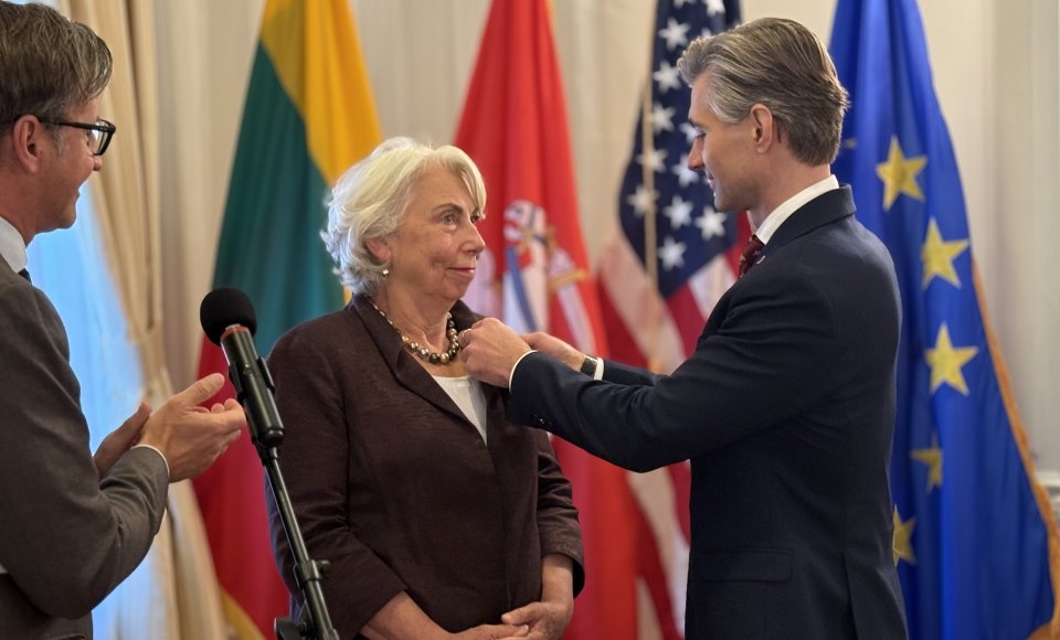 Ambasadoje Vašingtone už nuopelnus Lietuvai apdovanoti du Amerikos lietuviai