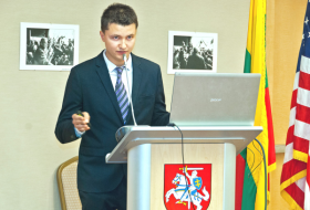 Lietuvos ambasadoje JAV praktik1 atliekantis VU TSPMI studentas Andžej Rynkevič.