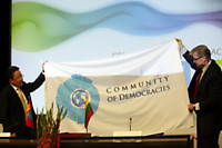 A.Ažubalis symbolically presented the flag of the Community of Democracies to President of Mongolia Tsakhia Elbegdorj