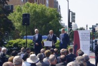 Seimo užsienio reikalų komiteto pirmininko pavaduotojas Audronius Ažubalis kalba komunizmo aukų pagerbimo ceremonijoje